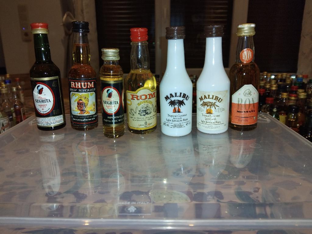 Mignonnette Alcool RHUM, Collections, Autres régions, Pleine, Comme neuf, Enlèvement