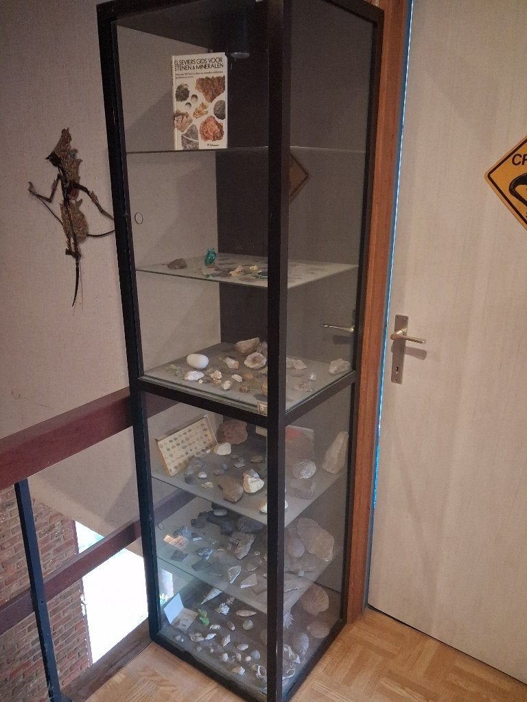 vitrine kast met mineralen, Ophalen