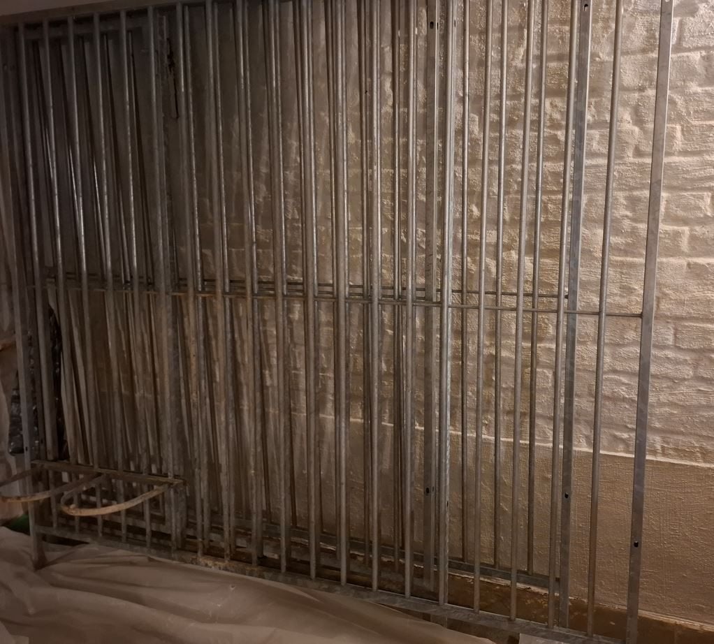 Stevige, metalen hondenren - kennel -met 2 voerbakken, Enlèvement, Utilisé, 100 cm ou plus, Chenil chien