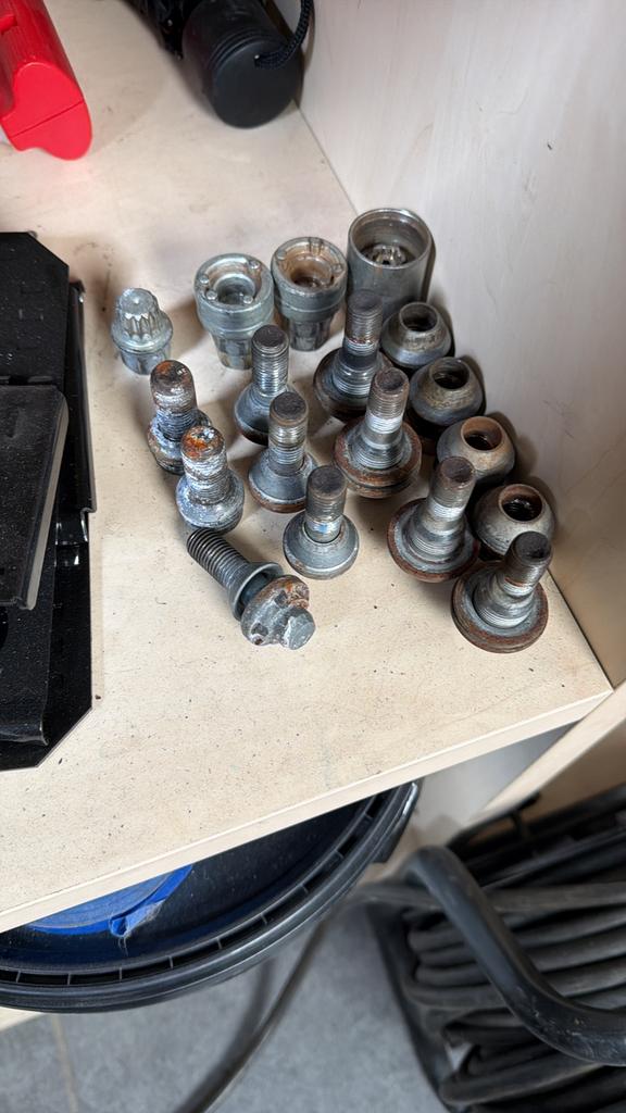 Sets anti diefstal bouten + doppen, Ophalen, Zo goed als nieuw