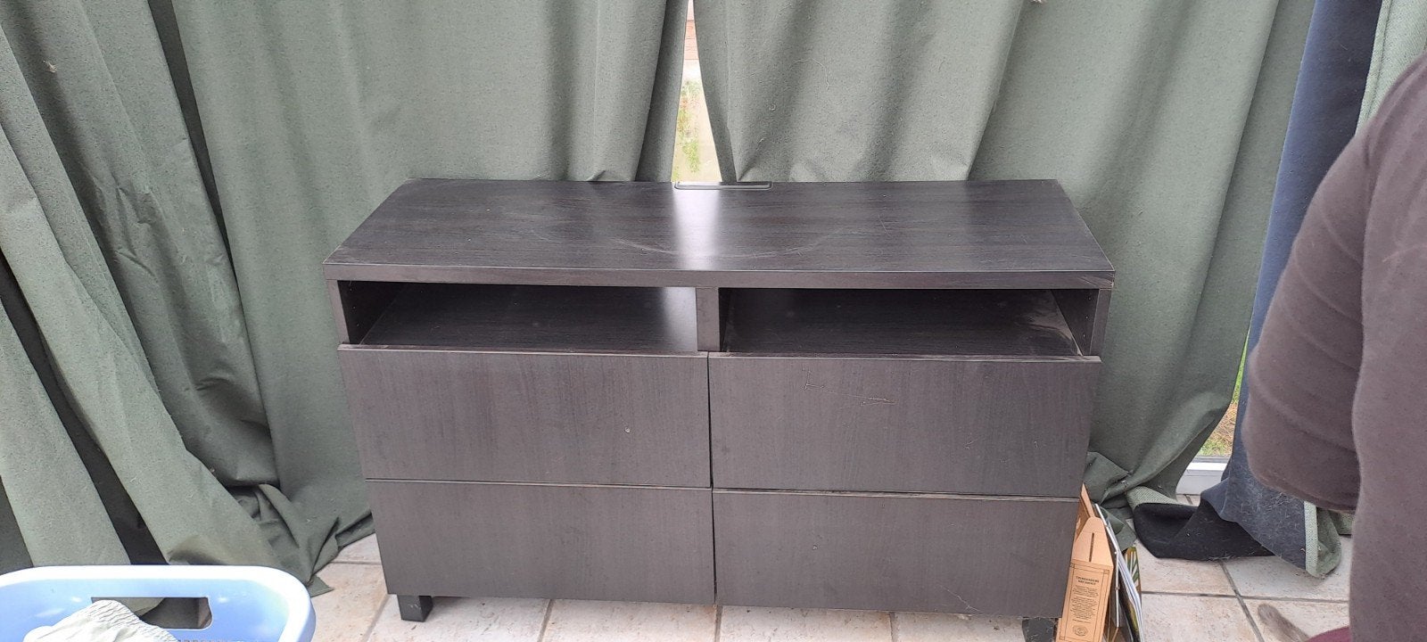 malm TV meubel, Enlèvement