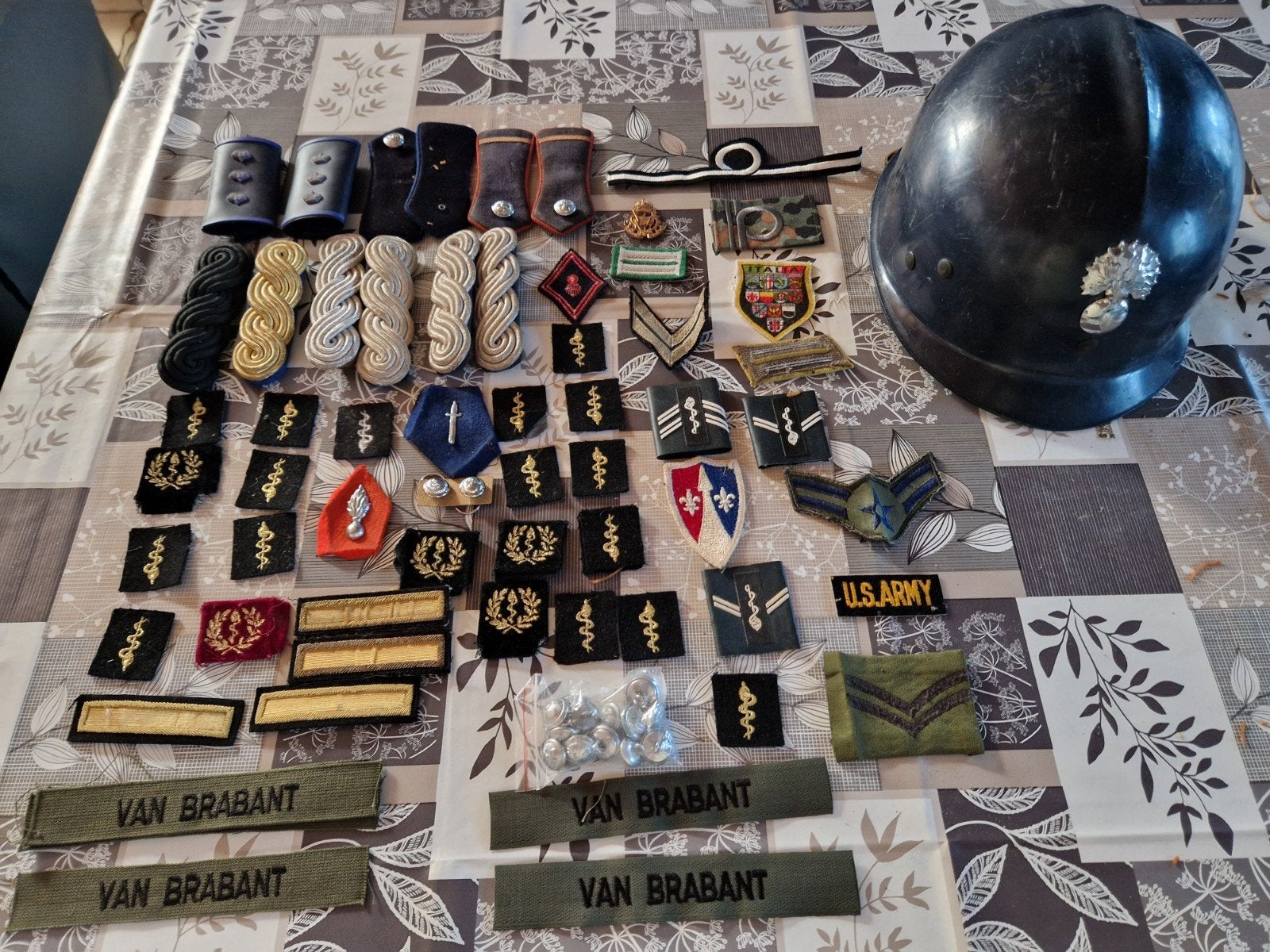 lot tekens en oude gendarmerie helm met binnenwerk, Ophalen of Verzenden