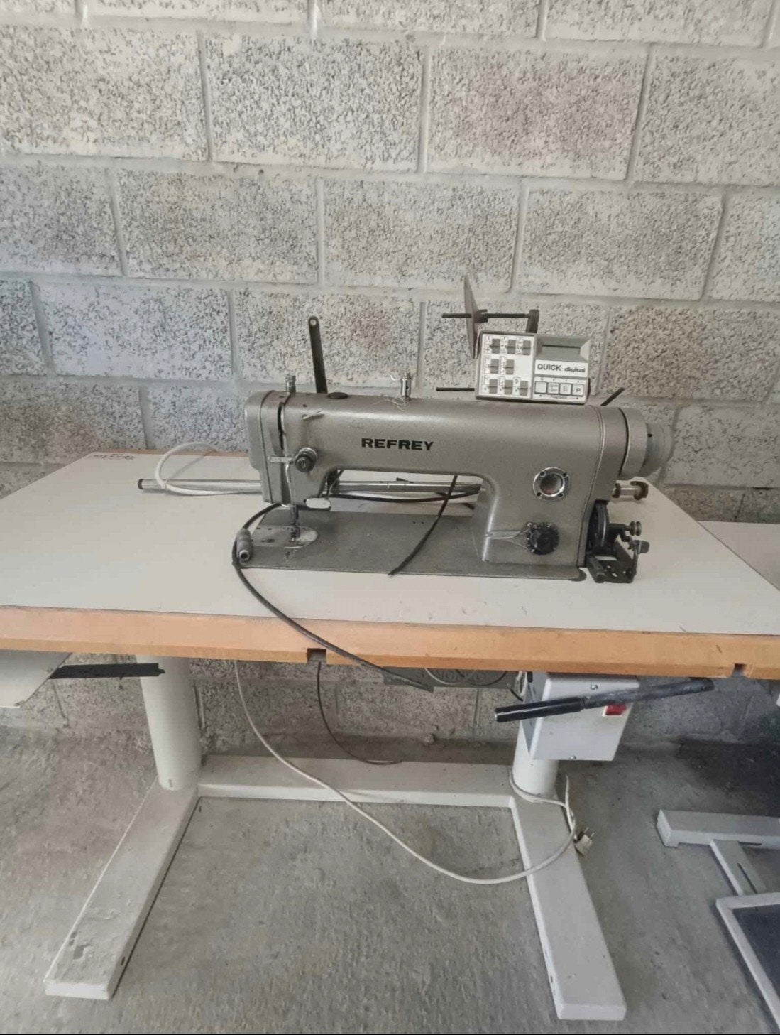 Machine à coudre industrielle REFREY en très bon état, Machine à coudre