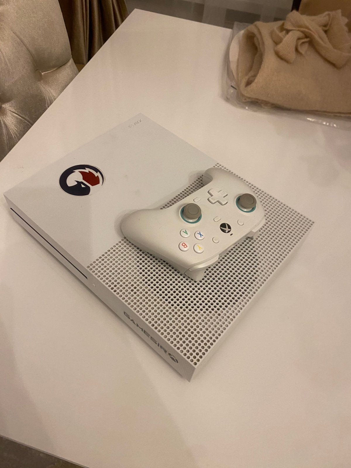 Xbox One S, Consoles de jeu & Jeux vidéo, Consoles de jeu | Xbox Original, Enlèvement, Comme neuf, Avec 2 manettes