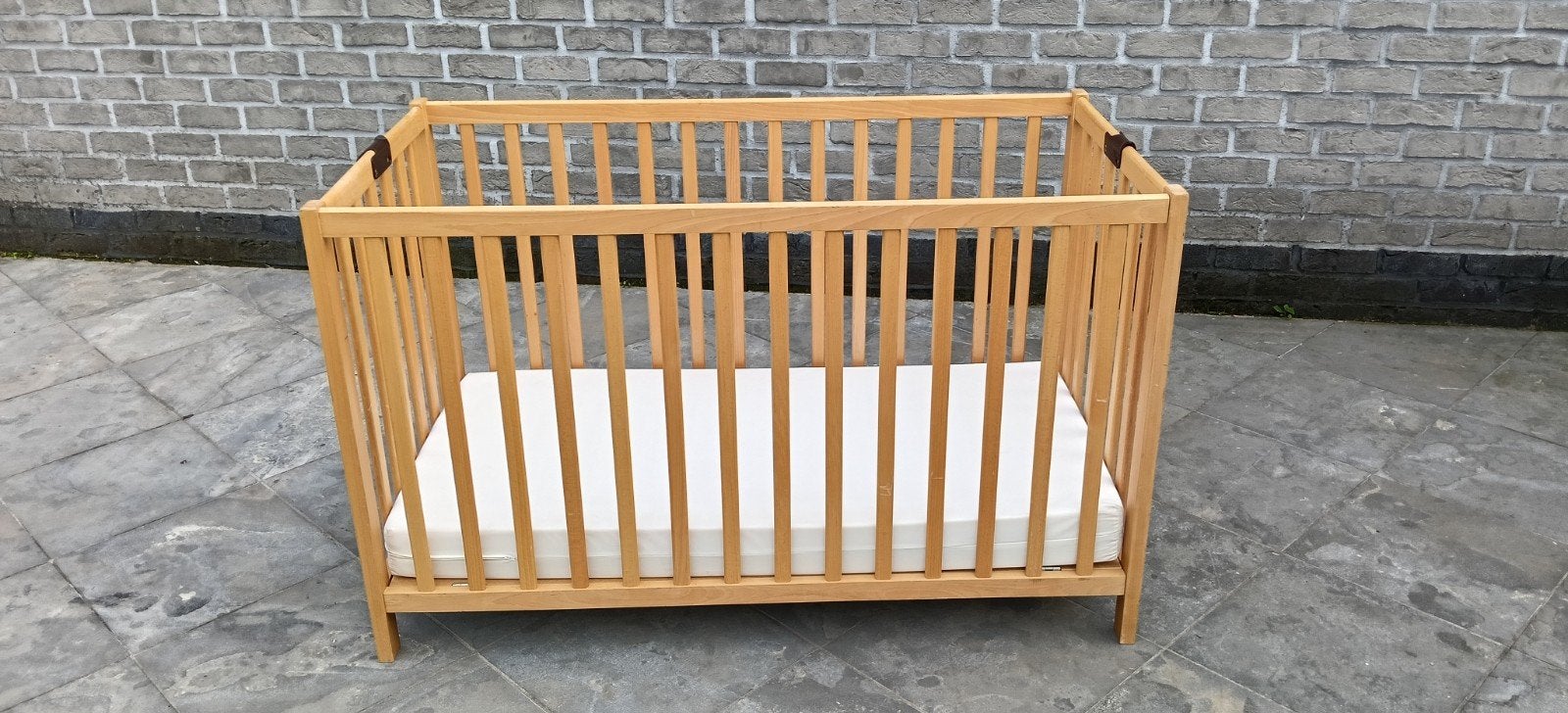 Opplooibaar kinderbed bed in hout + matras. 65 x 125 cm, Ophalen, Matras