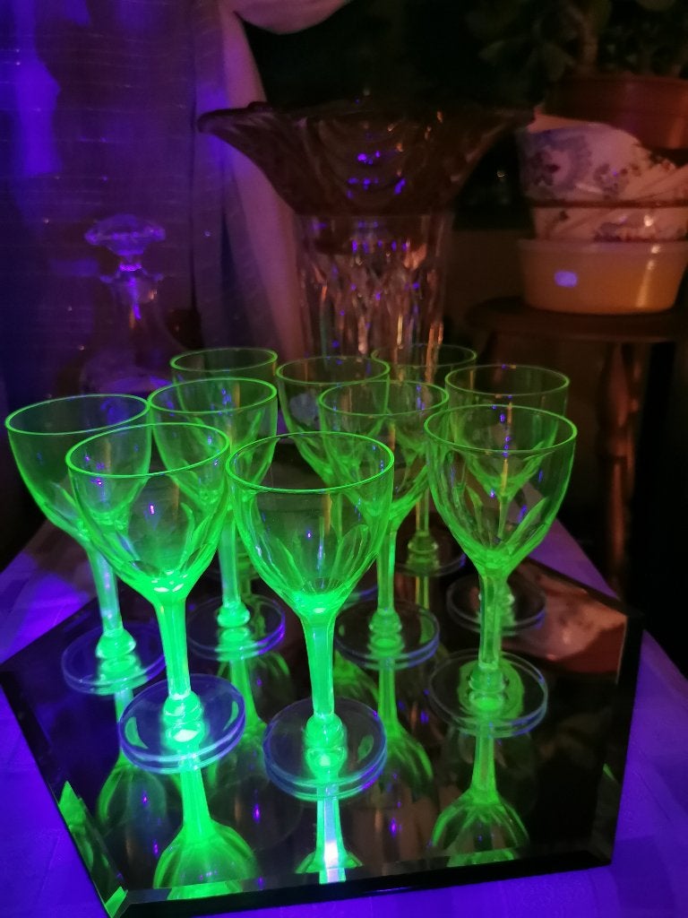 Verres à vin anciens en cristal d'uranium. Automne, Antiquités & Art, Enlèvement ou Envoi