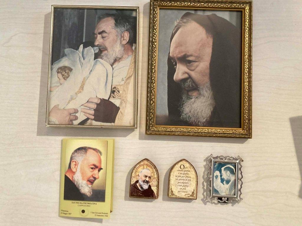 Lot heilige Pater Pio met reliek, Ophalen of Verzenden, Gebruikt, Overige typen, Christendom | Katholiek