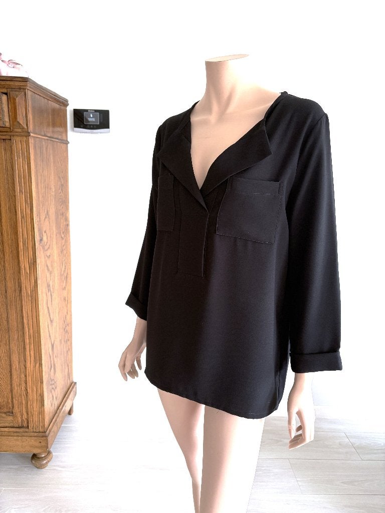 Toupy zwarte blouse S/M – V‑hals, revers & 2 borstzakken, Maat 38/40 (M), Verzenden, Zwart, Zo goed als nieuw