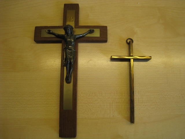 2 kleine kruisbeelden, hout 20x11cm, metaal 12x6cm, perfekt!, Ophalen