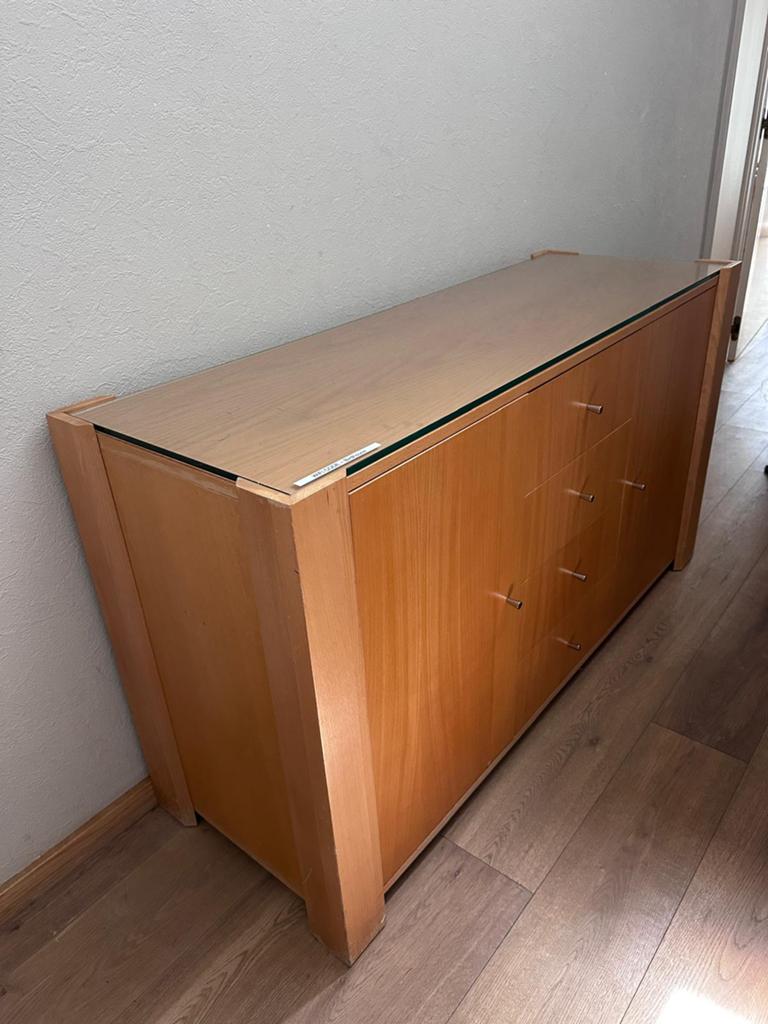 Massief eikenhouten dressoir met glazen plateau gratis, Huis en Inrichting, Ophalen, Zo goed als nieuw