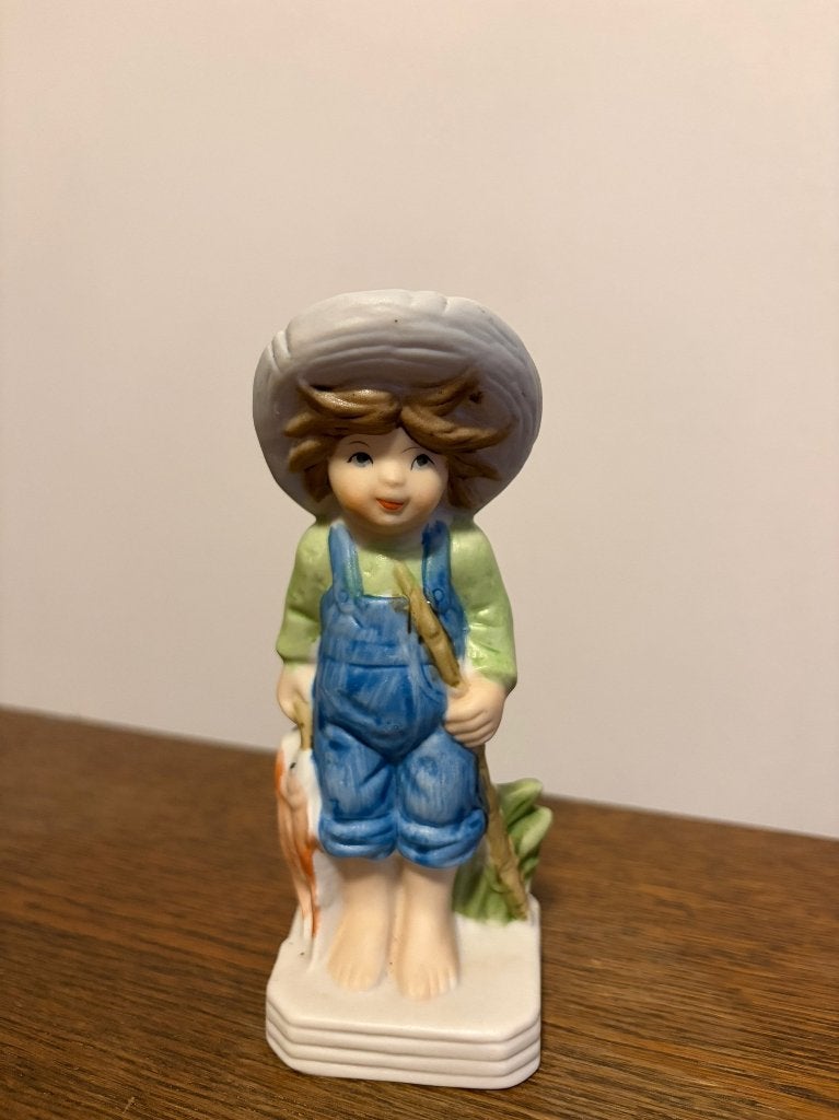 Statue vintage en porcelaine — Garçon avec poisson/pêcheur, Enlèvement ou Envoi, Utilisé