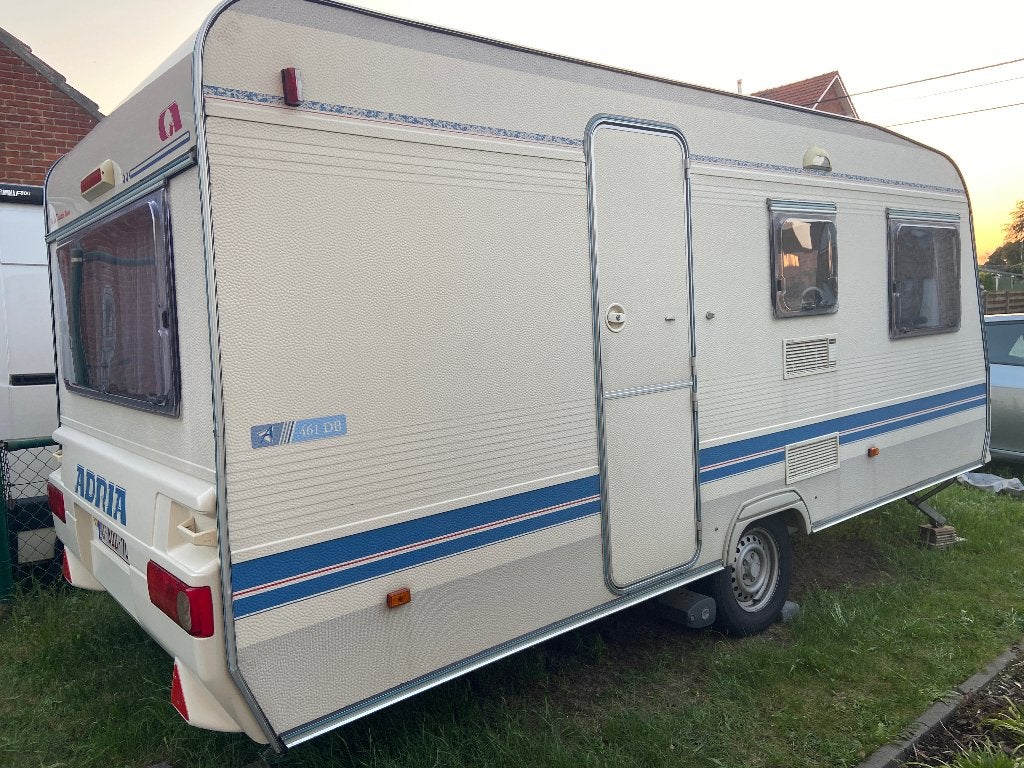 Caravan Adria 461 db, Caravanes & Camping, Caravanes, Particulier, jusqu'à 5, 750 - 1000 kg, Siège de train, Adria, Lit transversal