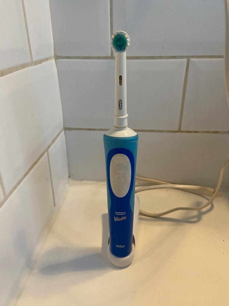 Brosse à dents électrique Oral B, Bijoux, Sacs & Beauté, Beauté | Soins de la bouche, Enlèvement ou Envoi, Comme neuf, Brosse à dents
