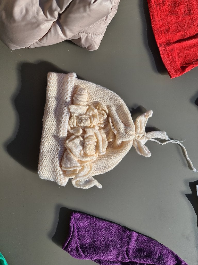 witte muts met bloemen, Enlèvement, Comme neuf