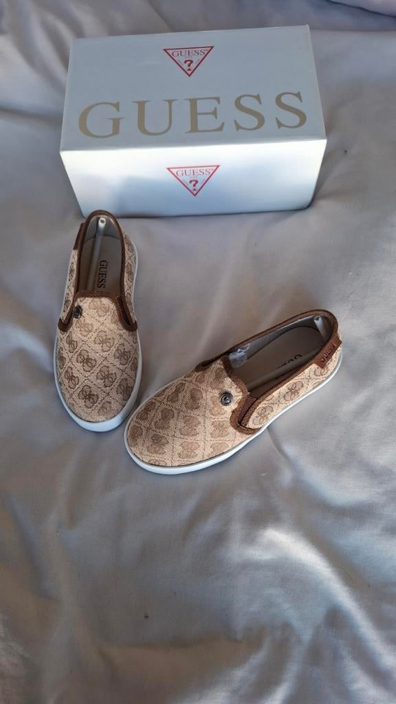 Baskets Slip-on GUESS – Imprimé Monogramme 4G, Enlèvement, Beige