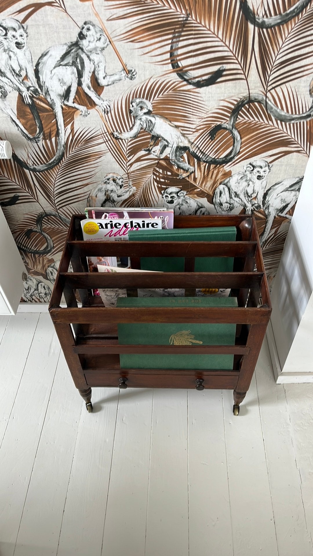 Oud boekenrekje met lade.en op mooie koperen wieltjes bij, Huis en Inrichting, Ophalen, Zo goed als nieuw
