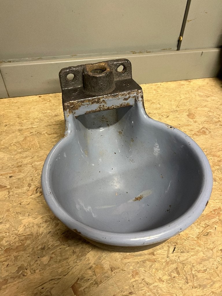 Oude fonten drinkbak voor staldieren, Ophalen