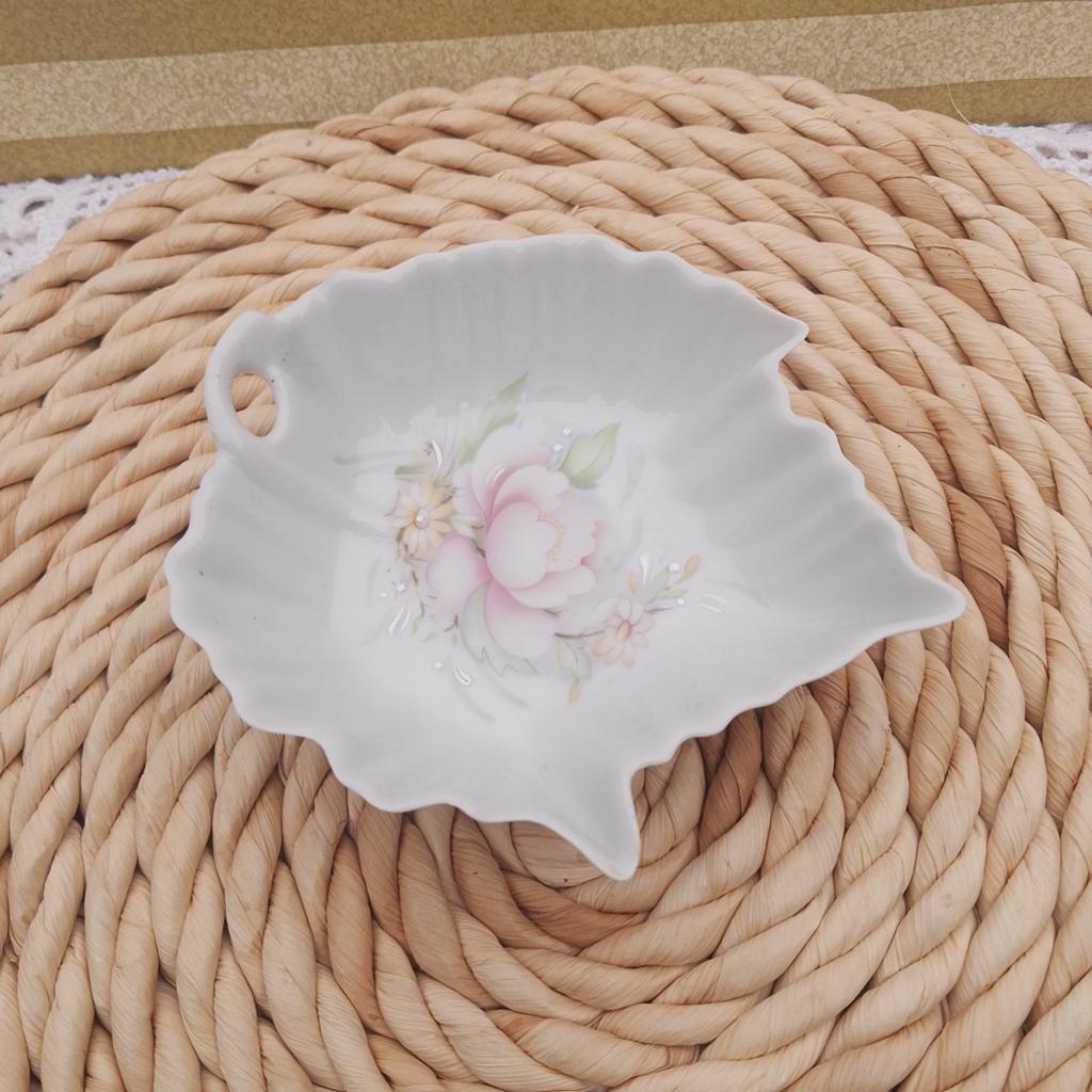 Vintage porselijnen schaaltje in bladvorm, Huis en Inrichting, Woonaccessoires | Onderzetters, Ophalen of Verzenden