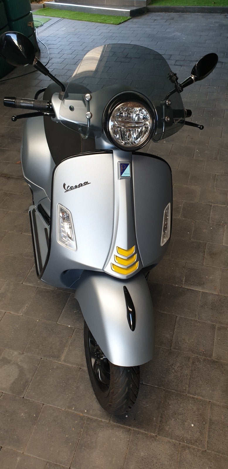 Zeer mooie Vespa 125 GTS super afgewerkt met zwarte opties, Fietsen en Brommers, Ophalen, Overige modellen, 125 cc, Zo goed als nieuw