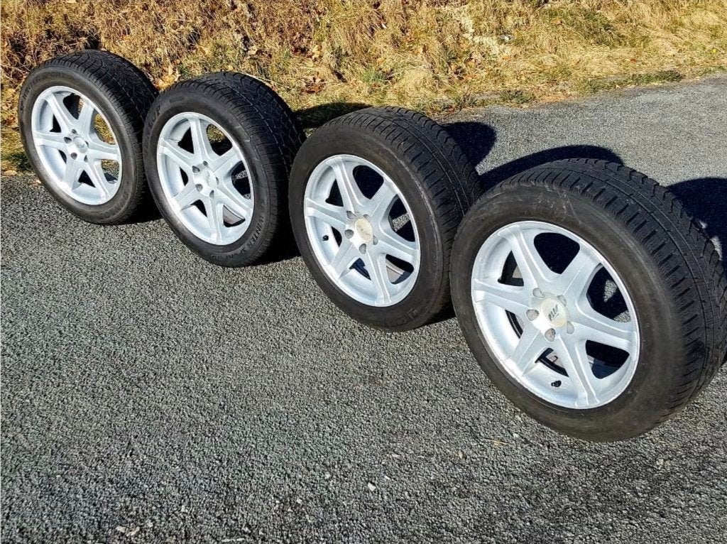 Jantes en alliage Mercedes avec des pneus hiver 225/55-17, Pneus et Jantes, Pneus hiver, 17 pouces, Enlèvement