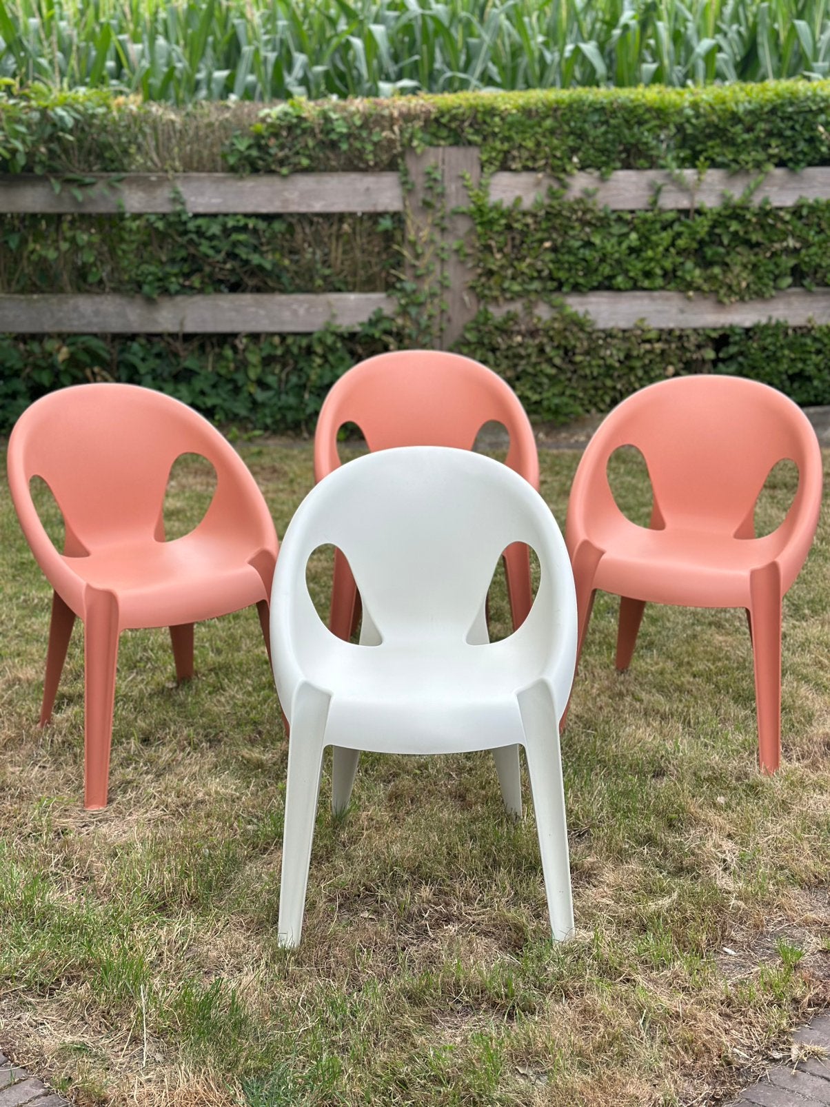 4 stapelbare tuinstoelen – 3 zalmkleurig & 1 wit, Jardin & Terrasse, Chaises de jardin, Enlèvement, Synthétique, Empilable