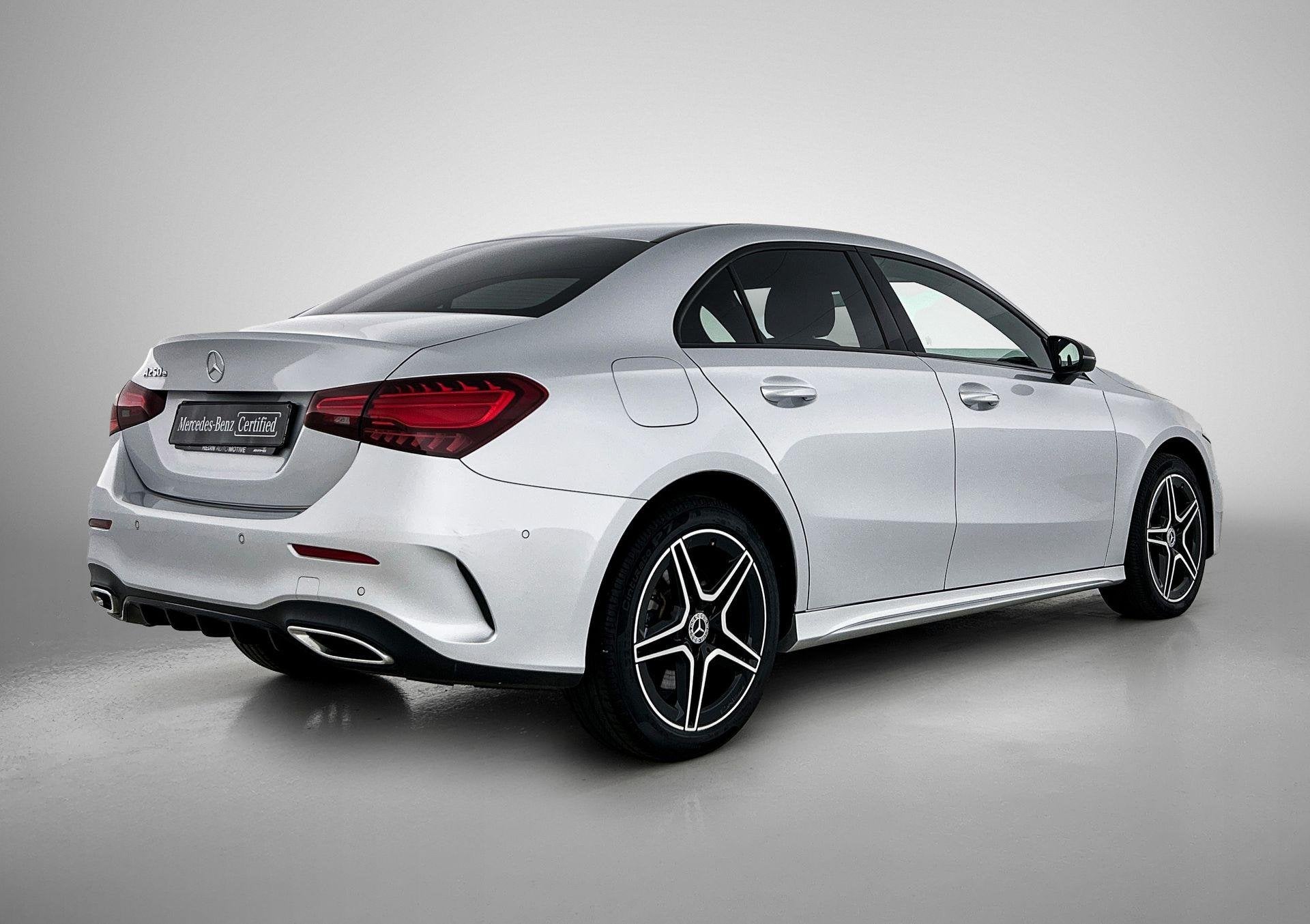 Mercedes-Benz A-Klasse 250 e Berline AMG Line | Night Pack |, Auto's, Stof, Gebruikt, 16 kWh, Hybride Elektrisch/Benzine