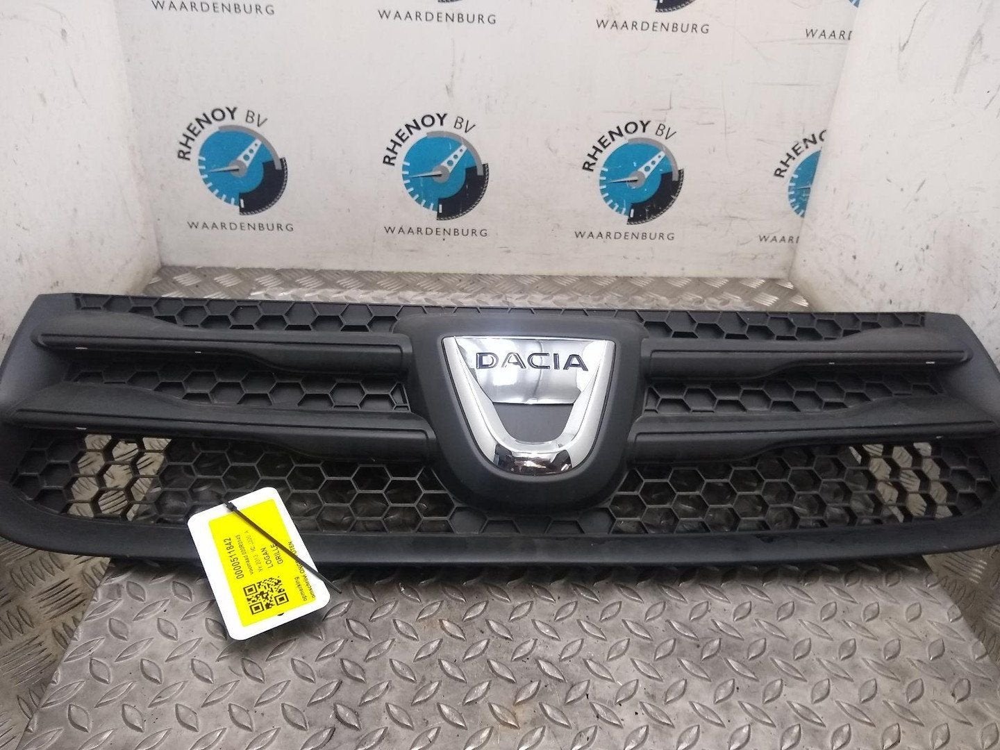 DACIA LOGAN GRILLE 2013, Auto-onderdelen, Ophalen of Verzenden, Gebruikt, ARN erkend