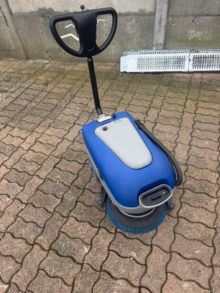 Akio schrobzuigmachine, Doe-het-zelf en Bouw, Ophalen, Schrobmachine