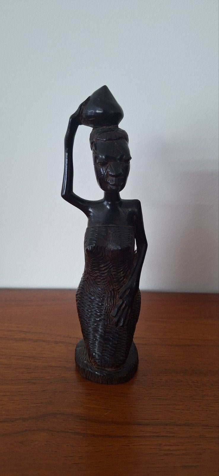 Afrikaans Beeldje – Vrouw met Waterkruik, Houtsnijwerk, Minder dan 20 cm, Ophalen of Verzenden, Handgemaakt