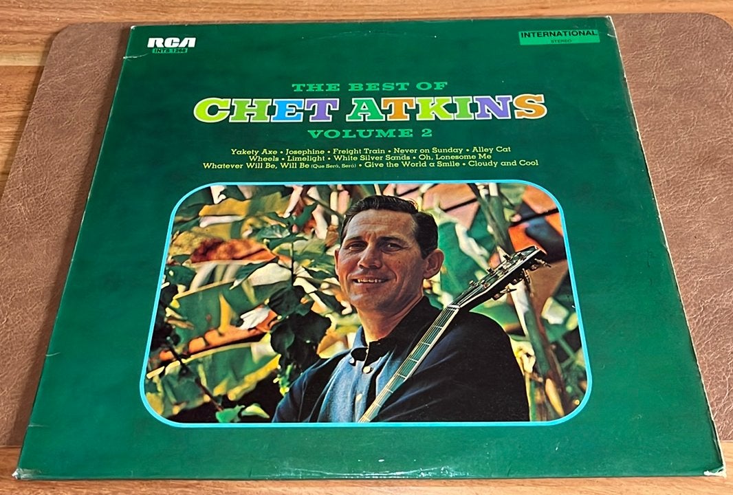Chet Atkins ‎– The Best Of Chet Atkins Volume 2 - vinyl LP, CD & DVD, Vinyles | Jazz & Blues, Enlèvement ou Envoi, Utilisé, LP