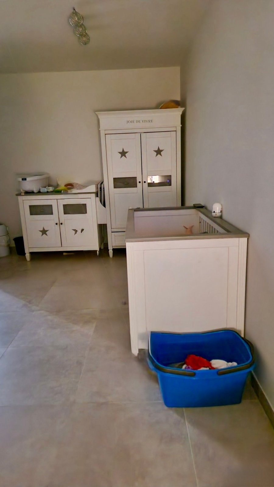 Volledige kinderkamer , kast , commode , bedje, Ophalen, Zo goed als nieuw, Commode