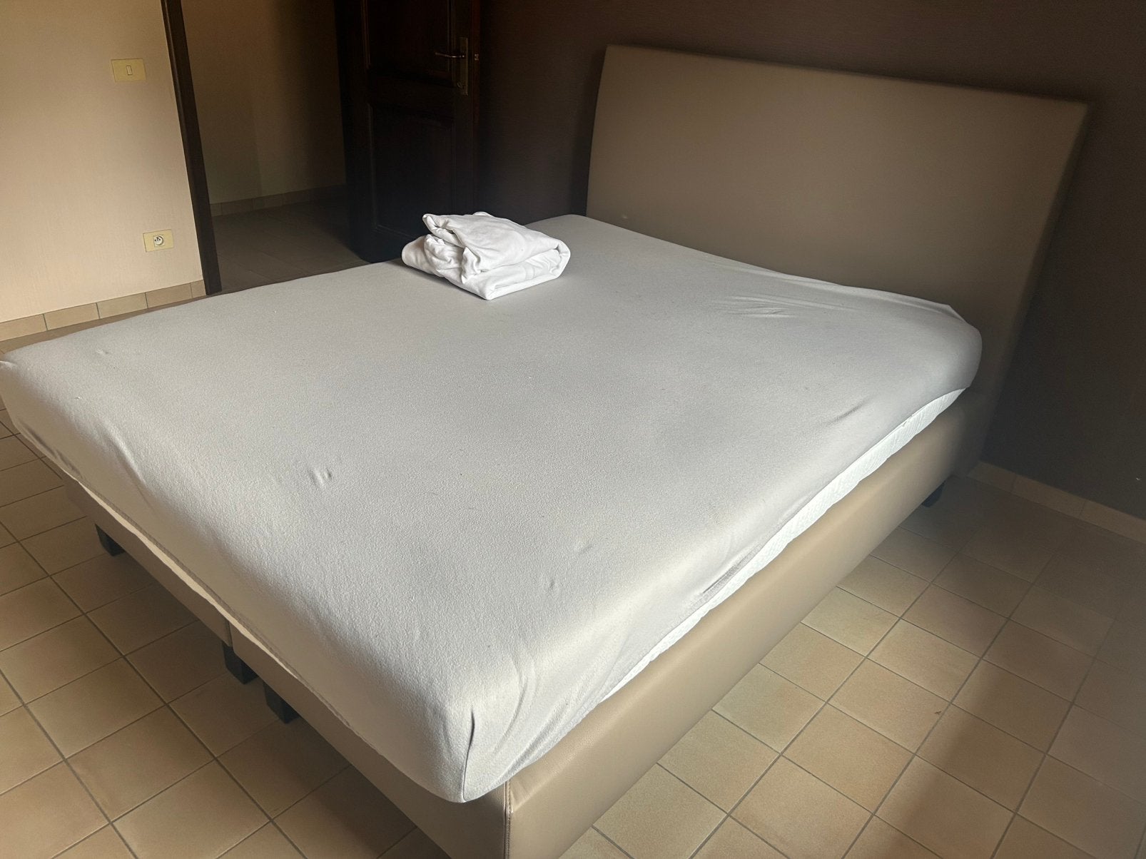 Boxspring Odrada 160x200 taupe/beige – zeer goede staat, Huis en Inrichting, Ophalen, Zo goed als nieuw, Beige, 200 cm