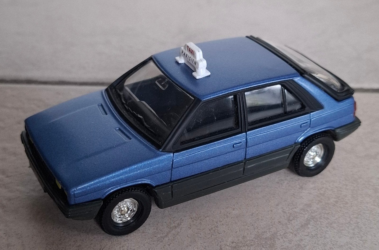 James Bond auto Corgi Renault 11 van film 'A view to a kill', Enlèvement ou Envoi, Comme neuf, Voiture, Corgi