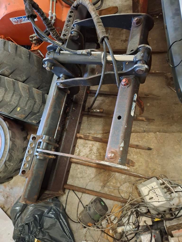 Mestklem bobcat, Enlèvement