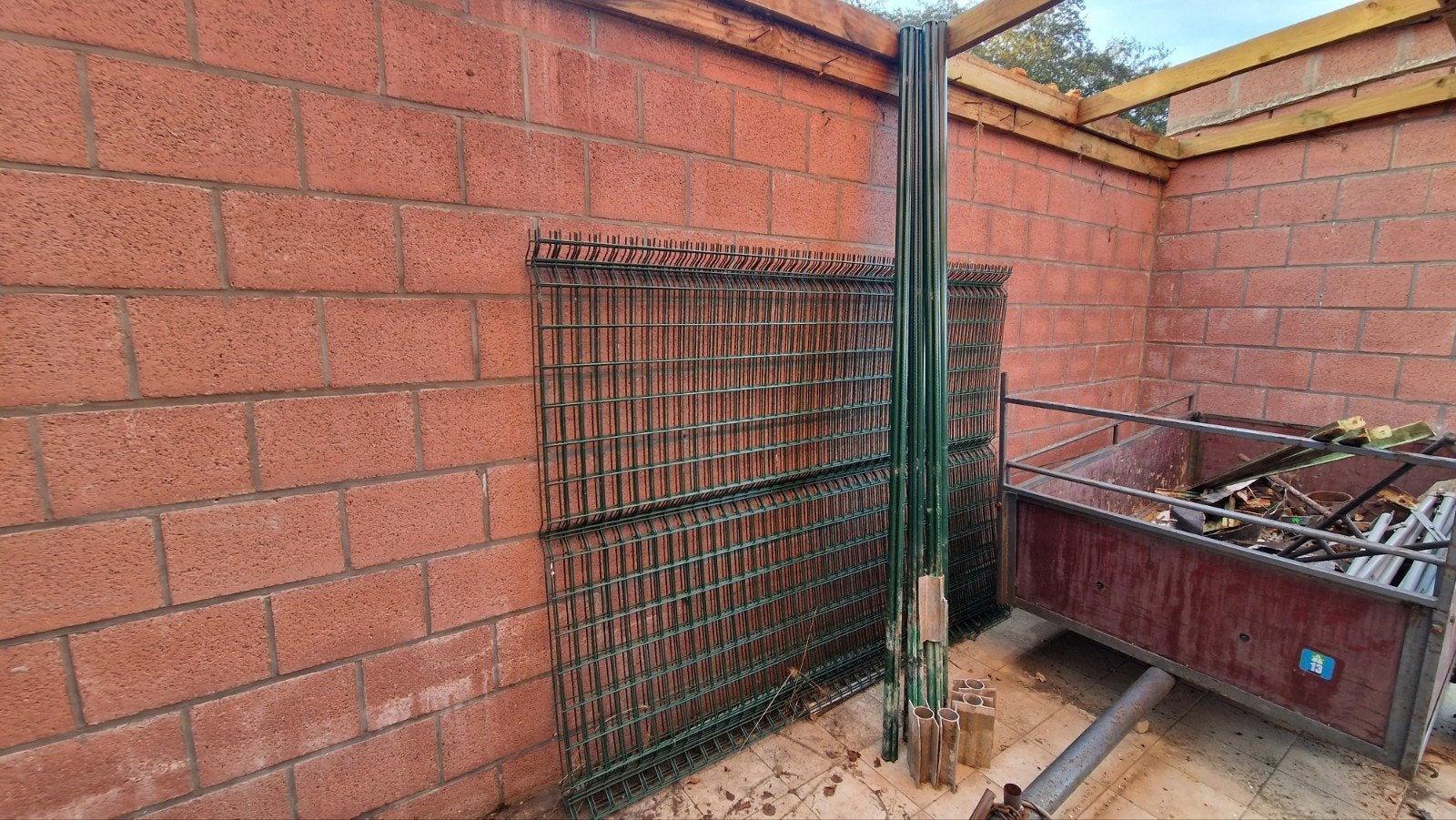 Draadpanelen, palen en betonplaten, Tuin en Terras, Ophalen, Gebruikt, IJzer, Gaashekwerk