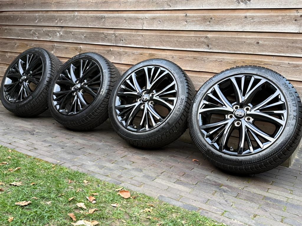 Orig DEMO Toyota Yaris Hybrid 17 inch velgen + winterbanden, Banden en Velgen, Nieuw, 17 inch, Personenwagen