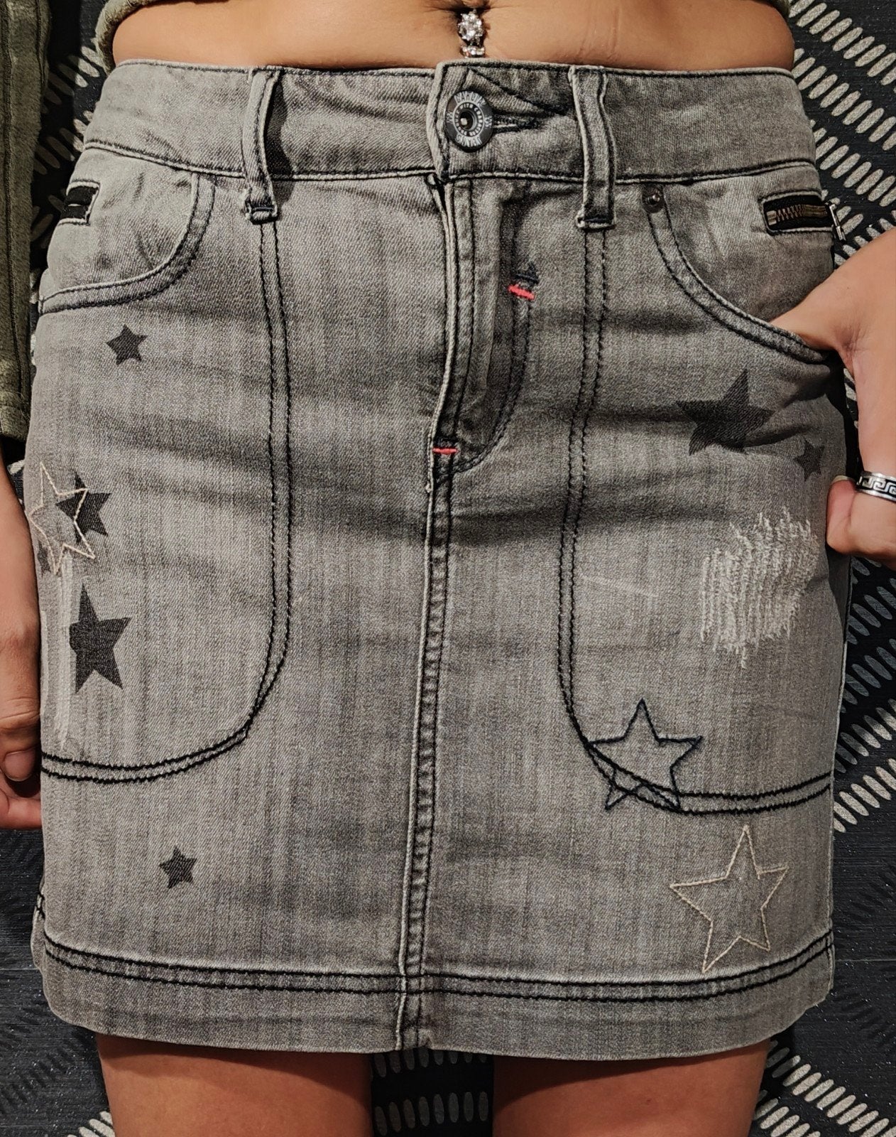 Garcia Jeans Stars Washed grijze minirok van spijkerstof, Kleding | Dames, Rokken, Ophalen of Verzenden, Zo goed als nieuw, Maat 34 (XS) of kleiner