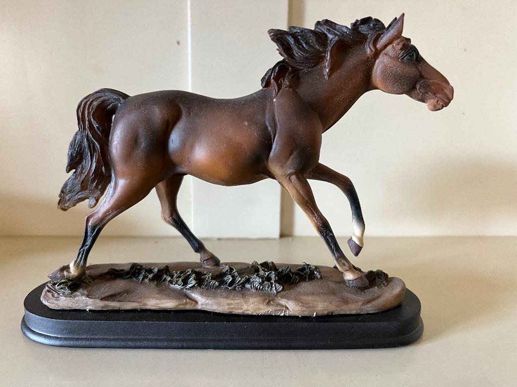 Belle figurine de cheval, Enlèvement