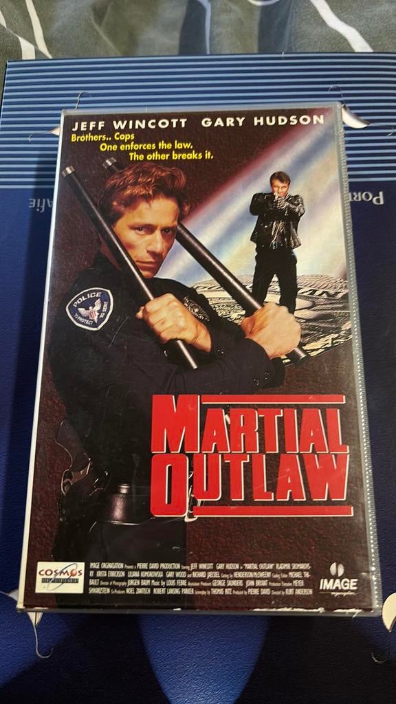 Martial Outlaw - VHS - Nl subs, CD & DVD, VHS | Film, À partir de 16 ans, Enlèvement ou Envoi, Utilisé, Action et Aventure