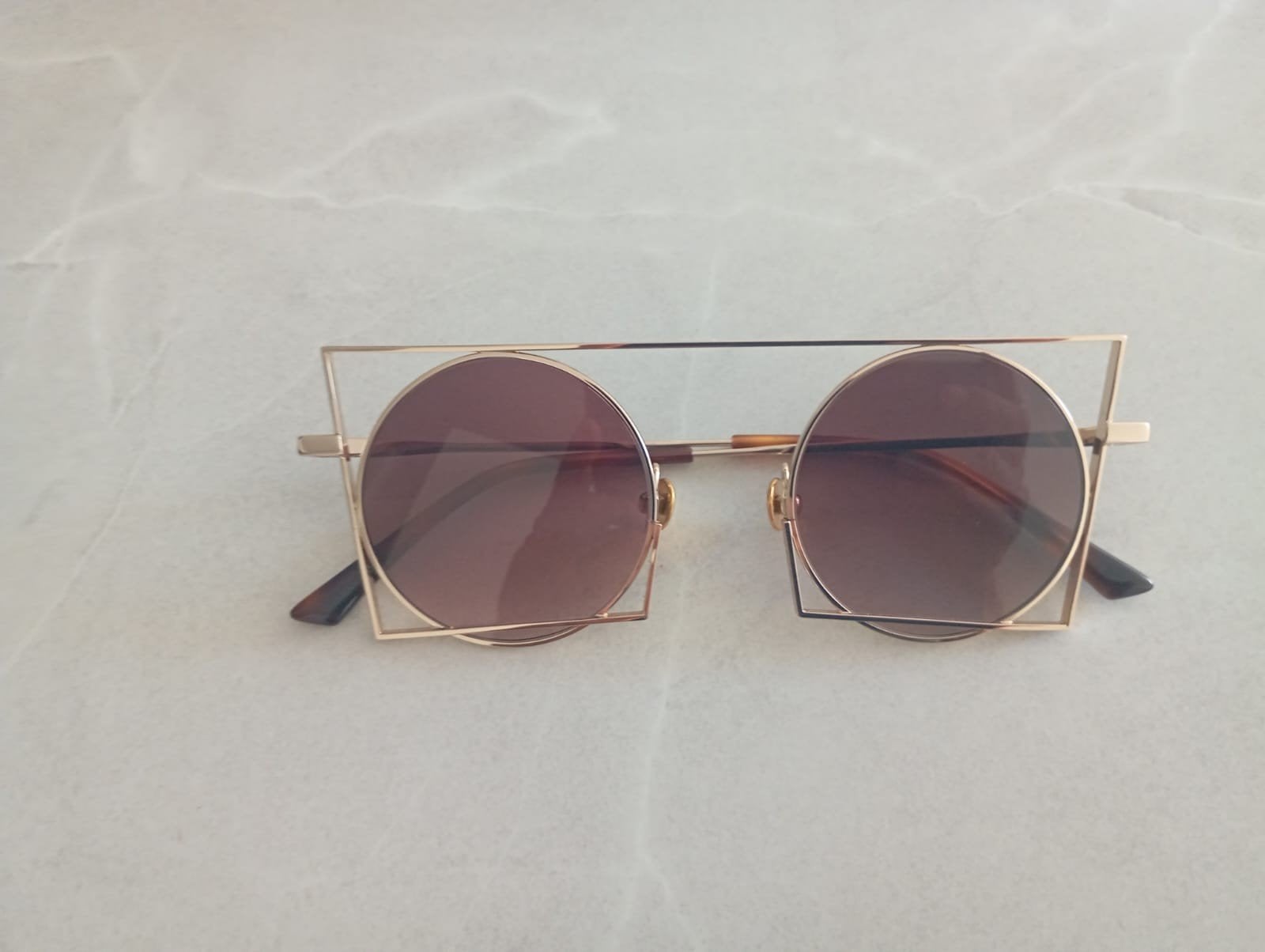 Jolies lunettes de soleil, nouvelle valeur 315 egaminuro, Neuf, Autres marques, Enlèvement ou Envoi, Autres couleurs
