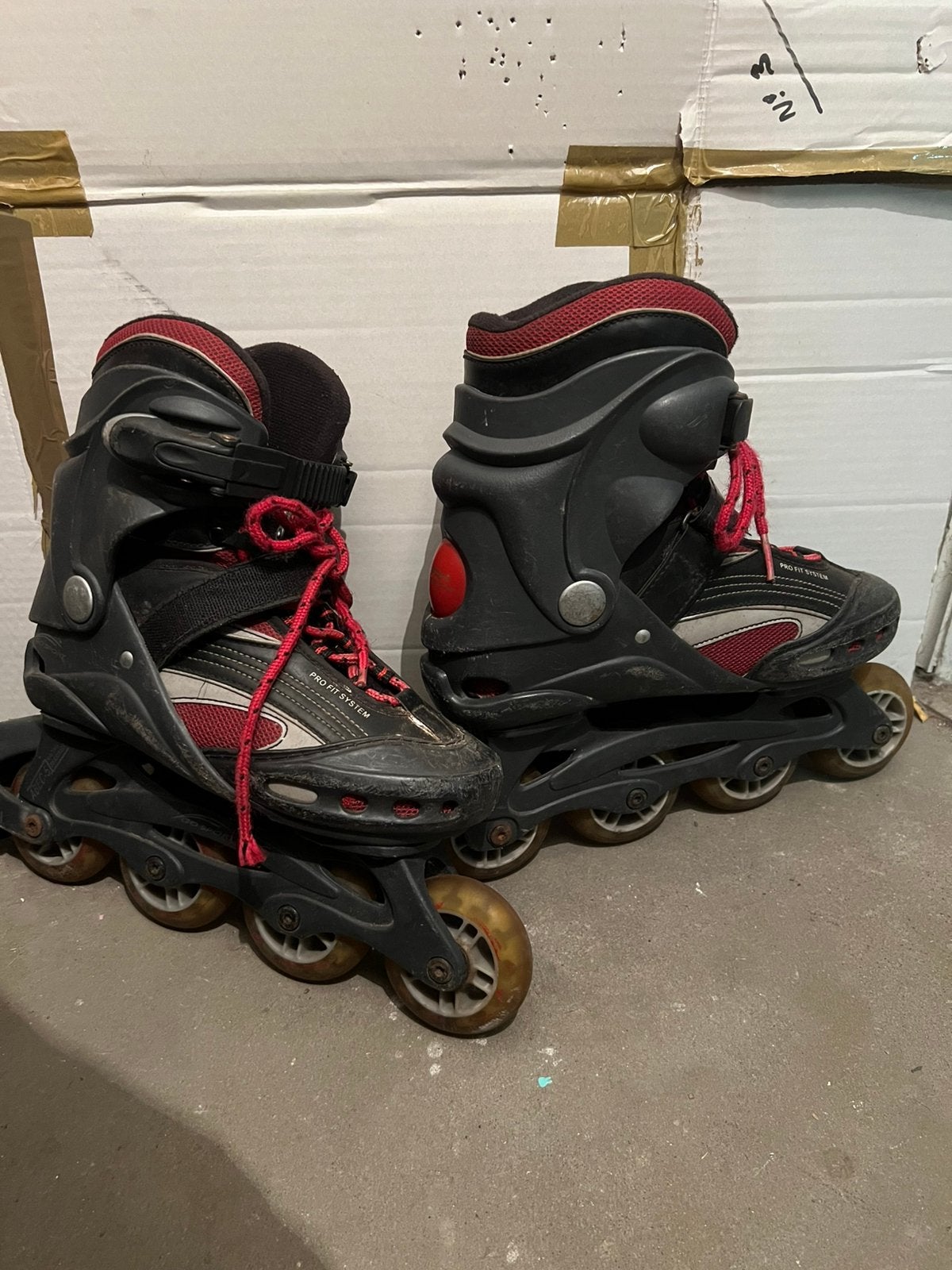 Rollers en ligne noirs et rouges 39 Modèle Fitness / Loisir, Sports & Fitness, Patins à roulettes alignées, Enlèvement, Utilisé