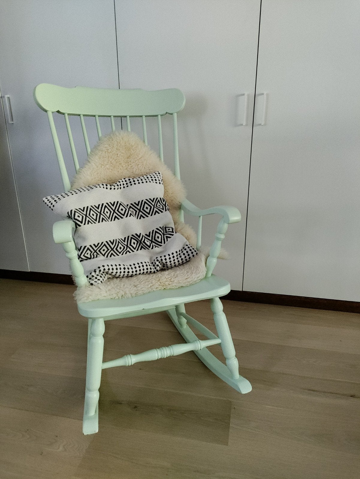 Muntgroen geschilderde houten schommelstoel, Huis en Inrichting, Ophalen, Gebruikt, Overige kleuren, Eén