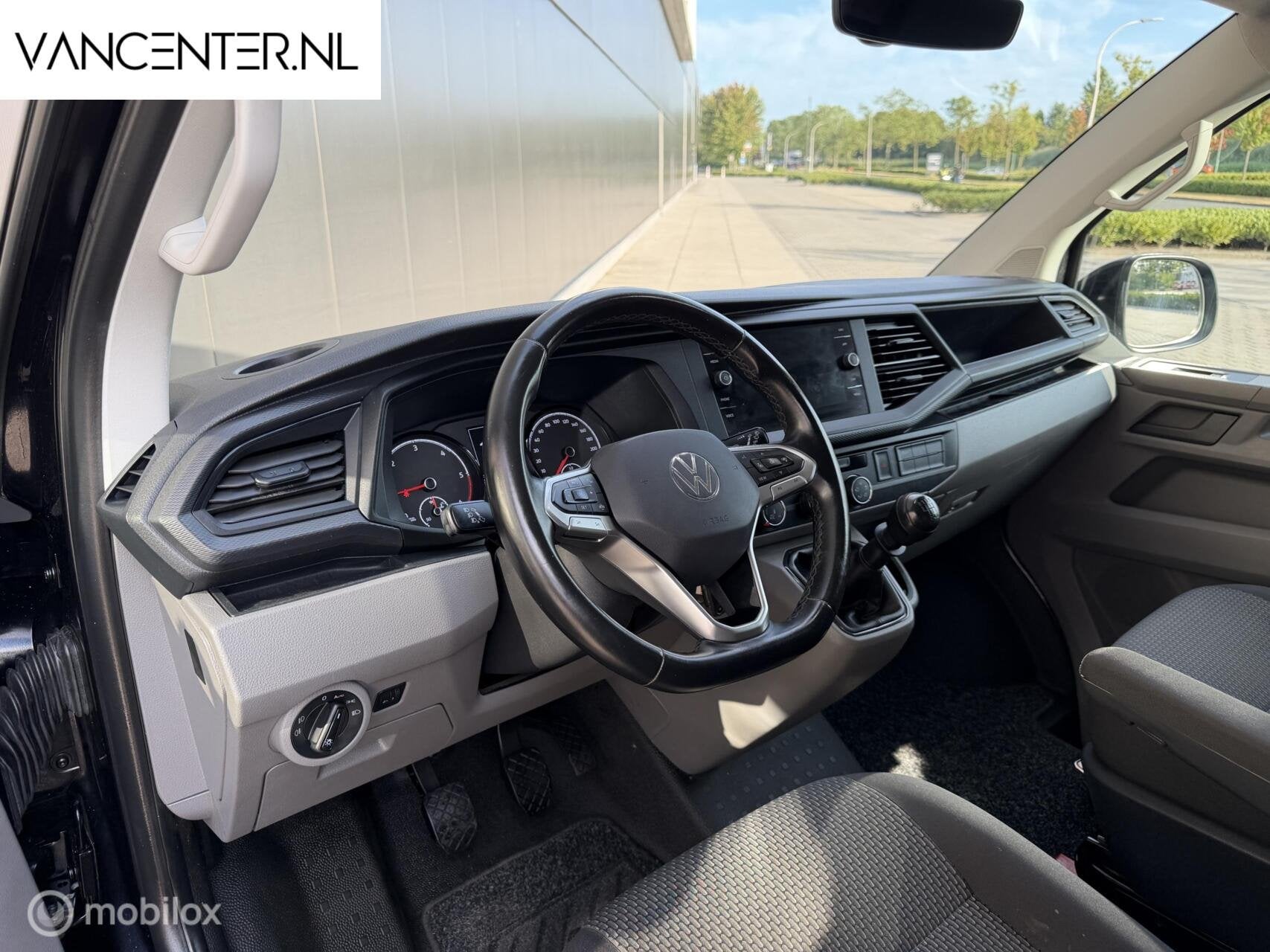 Volkswagen Transporter 2.0 TDI 150PK L2 Carplay Airco Trekha, Auto's, Voorwielaandrijving, Stof, Gebruikt, Volkswagen