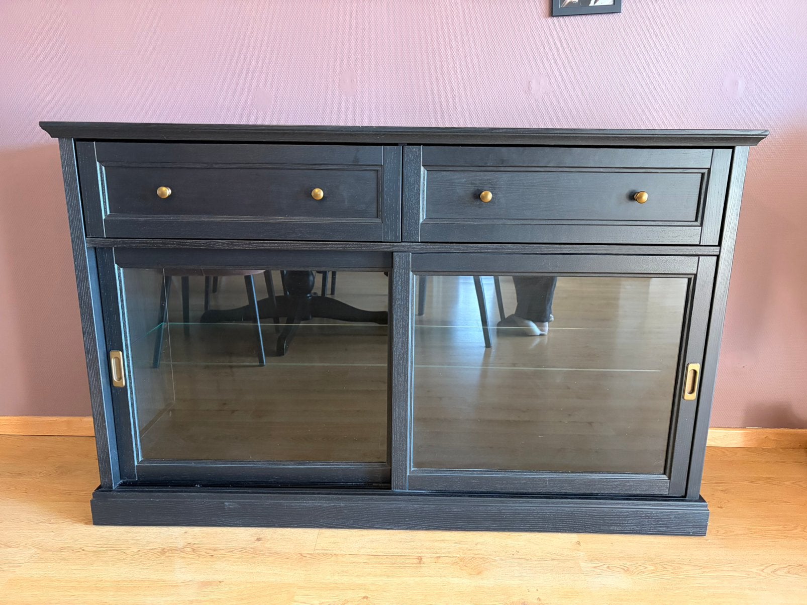 IKEA dressoir zwart met glazen schuifdeuren en lades, Ophalen, Gebruikt