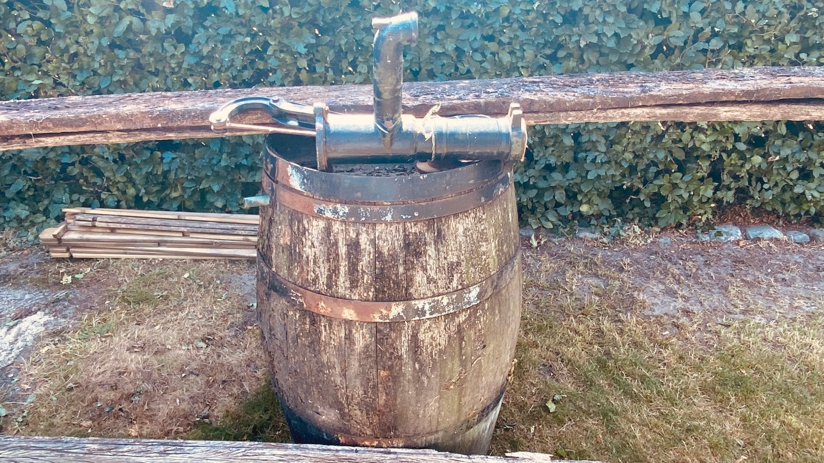 Houten ton met pomp en houten balkjes GRATIS, Ophalen, Gebruikt