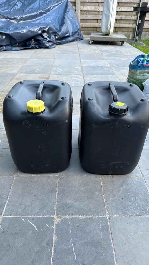 2 grote bidons (25 l), Ophalen, Zo goed als nieuw