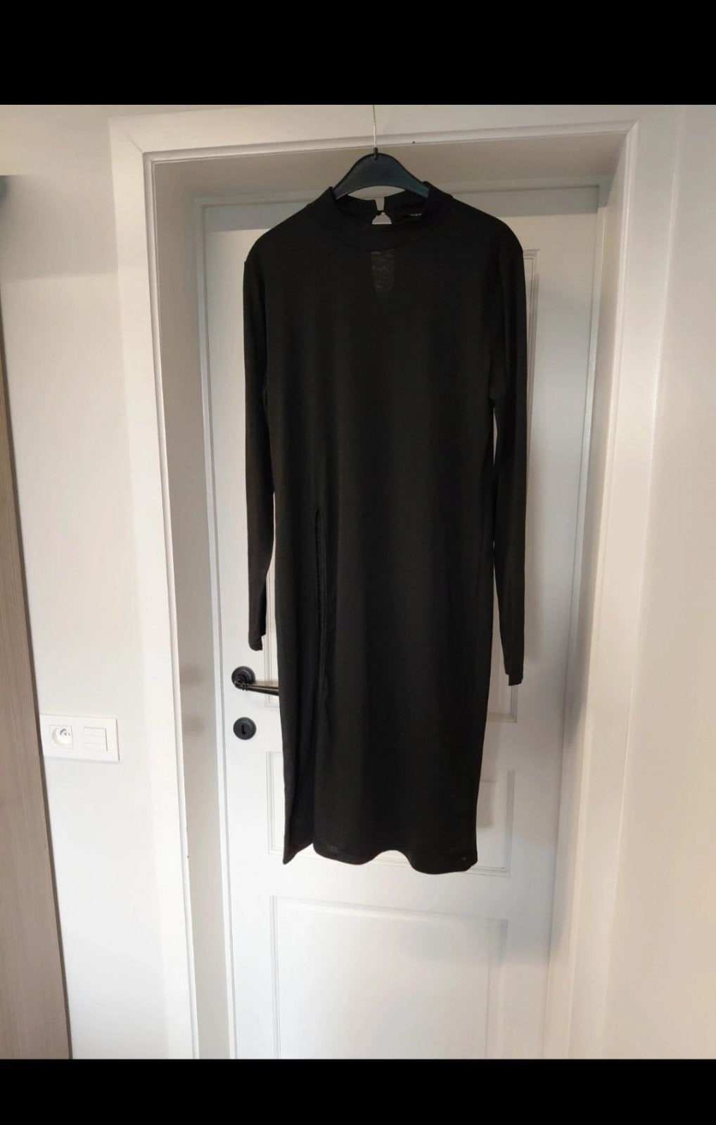 lang zwart jurk met split, Vêtements | Femmes, Taille 42/44 (L), Enlèvement ou Envoi, Comme neuf, Sous le genou