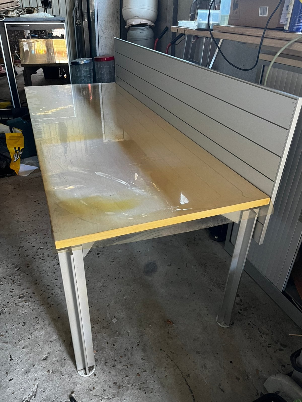 Groot bureau 220 x 82 cm met poten en scheidingsplaat, Ophalen, Gebruikt, Secretaire, 82 cm