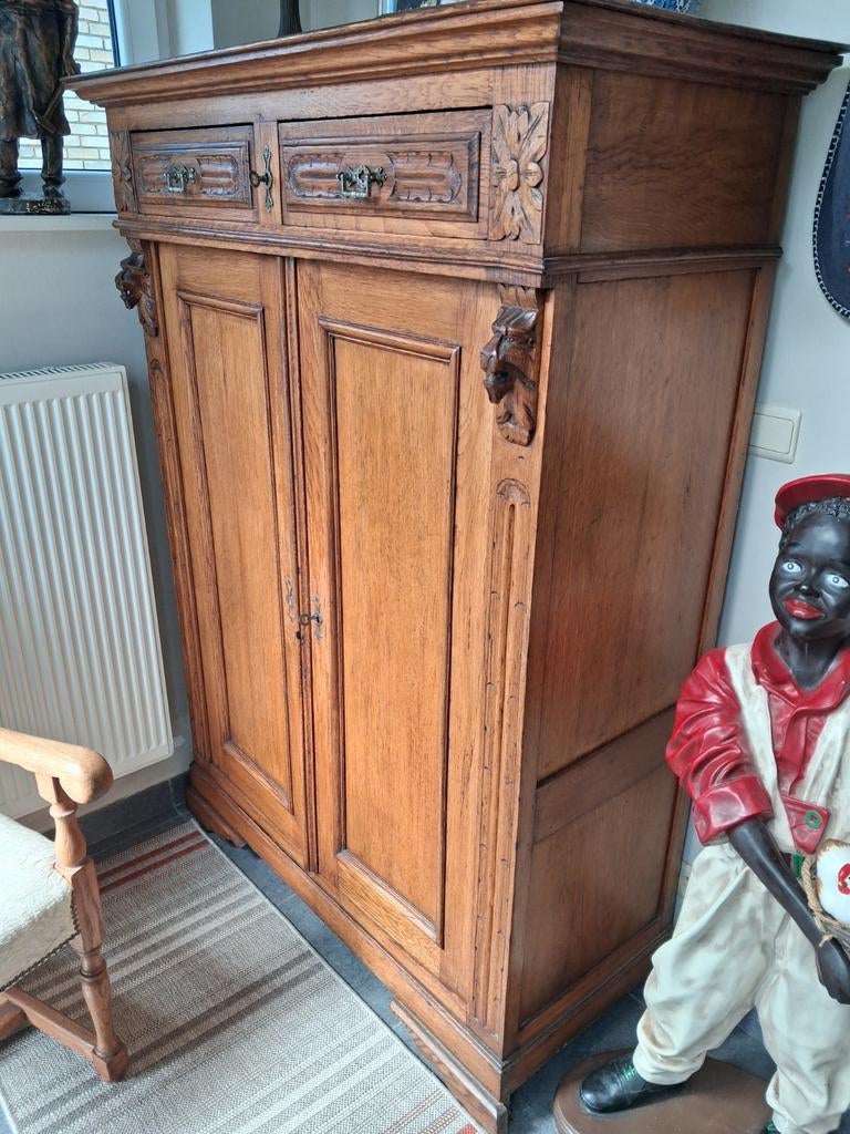 Armoire en chêne 2 tiroirs style tête de lion ,, Antiquités & Art, Antiquités | Meubles | Armoires, Enlèvement ou Envoi