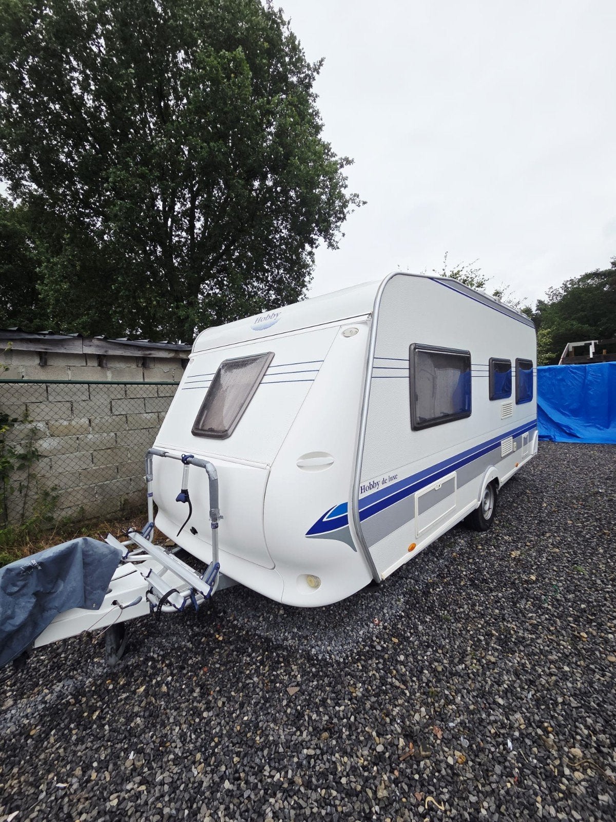 Hobby De Luxe 460 in stopstaat + movers,voortent,fietsrek..., Caravanes & Camping, Hobby, Particulier, Réfrigérateur, Banquette en rond